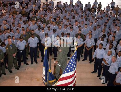 MICHAEL L. Holmes, comandante della Marina degli STATI UNITI, Patrol and Reconnaissance Group, parla con il personale di Wing Eleven in un appendiabiti a bordo della Naval Air Station Jacksonville, Florida. Foto Stock