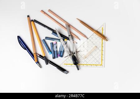 Utensili per scrivere e disegnare, forniture scolastiche, sfondo bianco Foto Stock