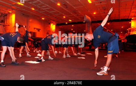 US Navy New Chief Petty Officer (CPO) selectee, Ospedale Corpsman 1st Classe conduce prima mattina allenamento fisico Foto Stock