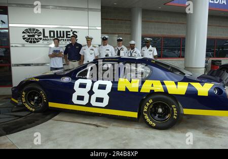 US Navy da sinistra, Navy NASCAR driver e il proprietario del team Dale Earnhardt Jr., driver Mark McFarland, Commander, Navy Recruiting Command, posteriore ADM. Jeff Fowler e marinai posa con la serie Busch 2006 auto da corsa a. Foto Stock