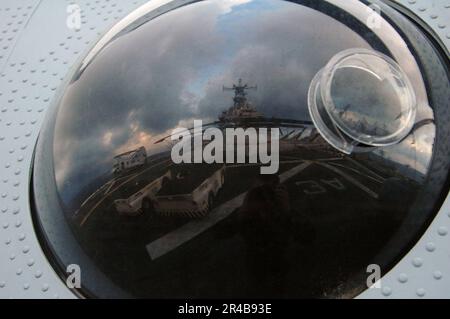 US Navy Photographers Mate 3rd Class scatta una foto di una finestra di osservazione su un elicottero CH-46 assegnato a Marine Medium Helicopter Squadron Two Six One (HMM-261). Foto Stock