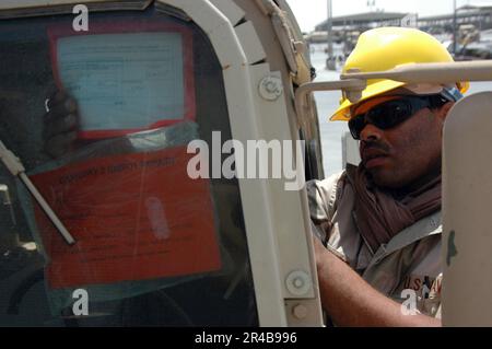 US Navy Boatswain's Mate 2nd Class allega un modulo doganale U. S. Foto Stock