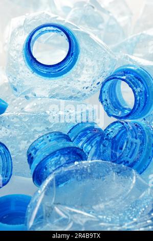Composizione con vuoto in plastica di policarbonato di bottiglie di acqua minerale Foto Stock