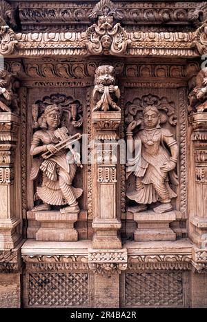 Musicisti che suonano violino, sculture in legno del 17th ° secolo in tempio di Meenakshi-Sundareswarar Chariot a Madurai, Tamil Nadu, India del Sud, India, Asia Foto Stock