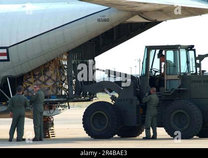 US Navy U.S.A. Il personale della Marina, assegnato al supporto logistico della flotta Squadron Five Four (VR-54), carica un aeromobile C-130 Hercules con forniture destinate a New Orleans e alle aree circostanti per gli sforzi di soccorso da parte di Hur. Foto Stock