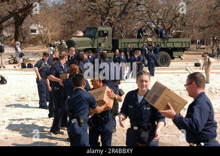 US Navy U.S.A. I marinai della Marina assegnati alla nave di sbarco anfibio USS Whidbey Island (LSD 41) scaricano le forniture portate a terra da un'imbarcazione da sbarco, Air Cushion (LCAC). Foto Stock