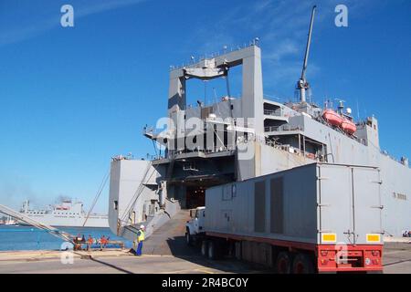 US Navy Un generatore diesel è caricato a bordo della nave militare Sealift Command (MSC), grande, media velocità, roll-on-roll-off USNS Red Cloud (T-AKR 313) a Rota. Foto Stock