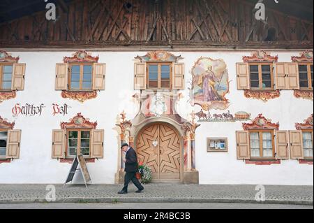 Ristorante 'Gasthof Post' con pittura di ventilazione, Kruen, Werdenfelser Land, Baviera, pittura di ventilazione, Pittura di facciata, Germania Foto Stock