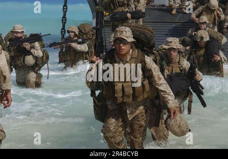 US Navy U.S.A. Marines assegnato al gruppo di sciopero di spedizione uno, 13th unità di spedizione marina (MEU) sbarcano una Landing Craft Utility. Foto Stock