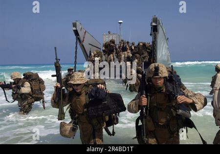 US Navy U.S.A. I Marines assegnati al gruppo di sciopero di spedizione uno, 13th unità di spedizione marina (MEU) sbarcano una Landing Craft Utility (LCU). Foto Stock