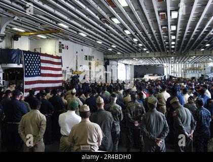 US Navy U.S.A. Allen, principale funzionario federale (PFO) per la risposta federale all'uragano Katrina, si rivolge all'equipaggio della nave d'assalto anfibio USS Iwo Jima (LHD 7). Foto Stock