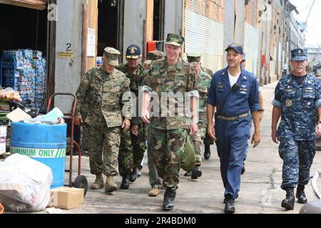 Il comandante della marina STATUNITENSE Second Fleet, Vice ADM. Mark Fitzgerald insieme a molti altri marinai e Marines camminano attraverso l'uragano devastato città di New Orleans. Foto Stock