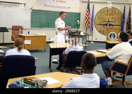 US Navy Air Force Junior Reserve Officer Training Corps (ROTC) e gli studenti di aviazione della Midwest City High School ascoltare come Stati Uniti Navy Aviation Electrician's Mate 3rd Class Grive parla della sua Naval. Foto Stock