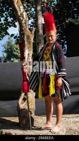 Kohima, India. 9 dicembre 2022. I membri della comunità Naga partecipano al Festival Hornbill, nel villaggio di Kisama vicino a Kohima, il 9 dicembre Foto Stock