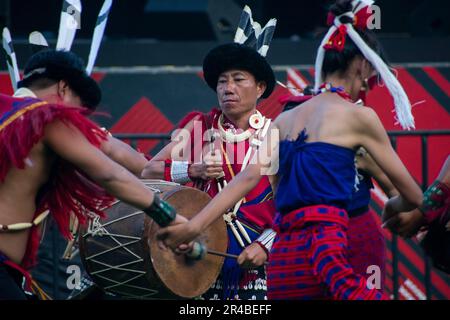 Kohima, India. 9 dicembre 2022. I membri della comunità Naga partecipano al Festival Hornbill, nel villaggio di Kisama vicino a Kohima, il 9 dicembre Foto Stock