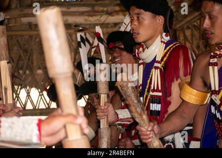 Kohima, India. 9 dicembre 2022. I membri della comunità Naga partecipano al Festival Hornbill, nel villaggio di Kisama vicino a Kohima, il 9 dicembre Foto Stock