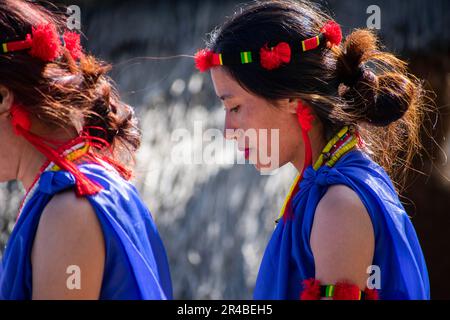 Kohima, India. 9 dicembre 2022. I membri della comunità Naga partecipano al Festival Hornbill, nel villaggio di Kisama vicino a Kohima, il 9 dicembre Foto Stock