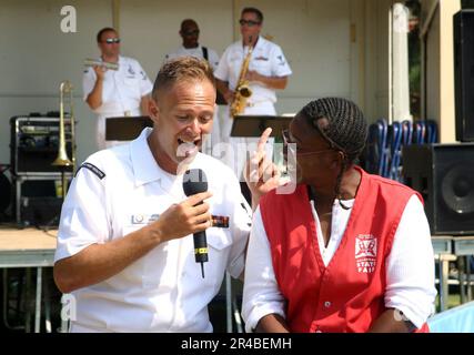 IL MUSICISTA della Marina DEGLI STATI UNITI 3rd Class canta a un dipendente della Oklahoma state Fair durante una performance della Navy Rock Band. Foto Stock