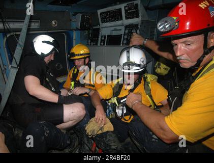 Il personale della US Navy Federal Emergency Management Agency (FEMA) viene trasportato a bordo di un elicottero SH-60B Seahawk, assegnato all'elicottero anti-sottomarino Squadron Light Four Eight (HSL-48) durante una valutazione. Foto Stock