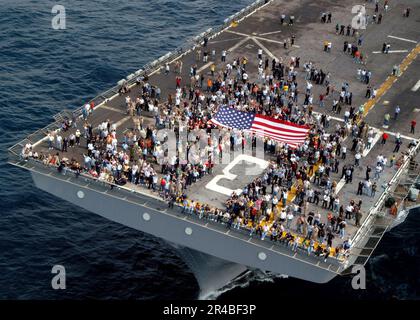 I marine DELLA Marina DEGLI STATI UNITI, i marinai e i membri della famiglia dell'equipaggio stazionati a bordo della nave d'assalto anfibia USS Kearsarge (LHD 3), si riuniscono sul ponte di volo per scattare foto durante la crociera della Tiger della nave. Foto Stock