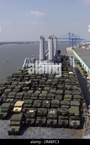 US Navy U.S.A. I veicoli gommati multiuso ad alta mobilità dell'esercito (HMMWV) vengono caricati sul comando militare di Sealift (MSC), grande nave roll-on-roll-off a media velocità USNS Pililaau (T-AKR 304). Foto Stock