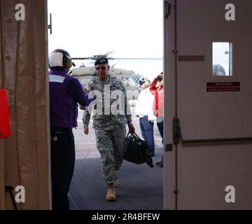 US Navy Commander, Joint Task Force Katrina, Stati Uniti Russel Honore, passa attraverso i sideboys arcobaleno quando arriva a bordo della nave ospedaliera USNS Comfort (T-AH 20), Military Sealift Command (MSC). Foto Stock