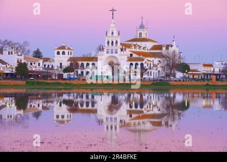 Villaggio e eremo di El Rocio al tramonto, Almonte, El Rocio, Marismas de Donana, Parco Nazionale di Donana, Provincia di Huelva, Andalusia, Spagna Foto Stock