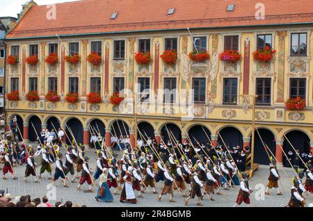 Ingresso di Wallenstein nel 1630 di fronte alla timoneria sulla piazza del mercato, estate, settimana storica, Memmingen, Allgaeu, Swabia, Baviera, Germania Foto Stock