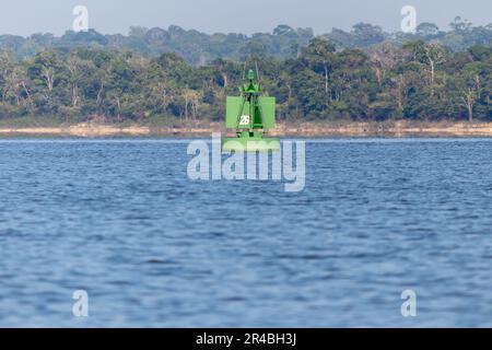 Boa laterale verde (dritta), marchio fluviale o marittimo utilizzato nel pilotaggio marittimo per indicare il bordo di un canale. Foto Stock