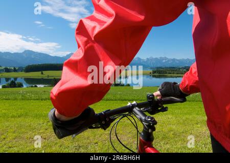 Ciclista, Forggensee, Allgaeu, Baviera, Germania Foto Stock