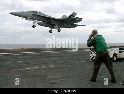 US Navy Un Landing Signal Officer osserva un F-A-18F Super Hornet assegnato a Strike Test Squadron due tre (VX-23) prepararsi per un tocco e andare sul ponte di volo. Foto Stock