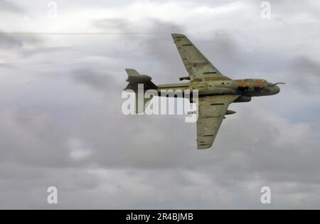 US Navy un EA-6B Prowler, assegnato ai ''Black Ravens'' di Electronic Warfare Squadron One Three Five (VAQ-135), conduce un volo. Foto Stock