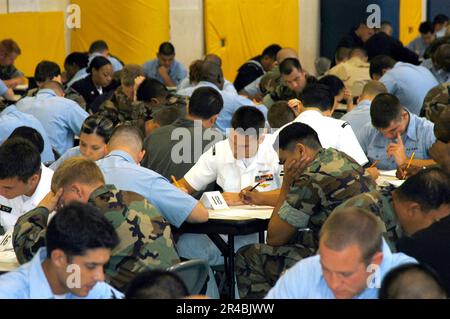 I marinai della Marina STATUNITENSE assegnati alla Naval Air Station North Island, California, partecipano all'esame di avanzamento ritardato in tutta la Marina. Foto Stock