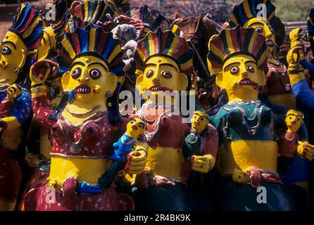 Molte delle divinità di terracotta in un tempio della divinità guardiana, Tamil Nadu, India, Asia Foto Stock