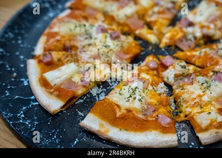 Primo piano della pizza servita sul piatto Foto Stock