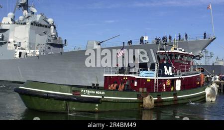 US Navy Un rimorchiatore si avvicina al cacciatorpediniere missilistico guidato USS Winston S. Churchill (DDG 81) mentre si prepara a guidare la nave fuori dalla Naval Station Norfolk Harbor. Foto Stock