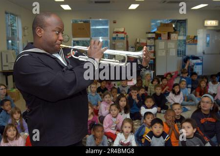 US Navy Musician 3rd Classe degli Stati Uniti La settima band della flotta intrattiene i bambini della scuola elementare Ikego a Yokosuka, Giappone. Foto Stock