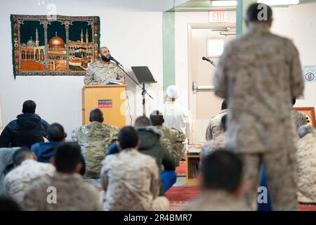 Khaled Husaan, consegna la Khutbah, o sermone, in arabo durante il servizio religioso di venerdì mezzogiorno, Jum’ah, 7 aprile 2023 presso la Cappella Interfaith sulla base congiunta di San Antonio-Lackland. Il mese tra il 22 marzo e il 21 aprile 2023 coincide con il mese del Ramadan sul calendario islamico. Durante questo mese, i fedeli musulmani digiunano durante il giorno e mangiano la sera durante il “Iftar” al tramonto. Gli Stati Uniti Air Force Chaplain Corps fornisce i bisogni spirituali di tutti i militari e partner di missione che si allenano alla JBSA, indipendentemente dalla loro tradizione di fede. Foto Stock