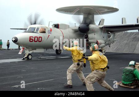 US Navy due sparatutto catapultati danno il segnale di lanciare un e-2C Hawkeye. Foto Stock