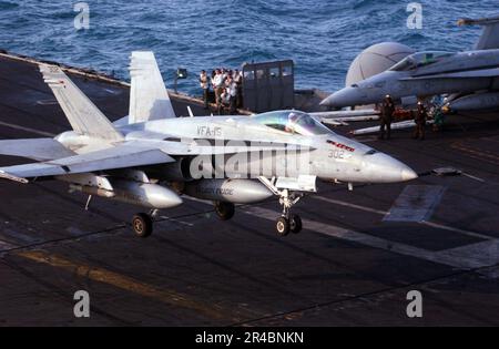 US Navy un F-A-18C Hornet atterra a bordo della portaerei di classe Nimitz USS Theodore Roosevelt (CVN 71). Foto Stock