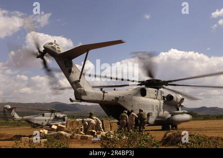 US Navy U.S.A. Soldati dell'esercito e marinai della Marina di stanza ad Harar, Etiopia, scaricano le scatole di cibo e di acqua da un Stati Uniti Corpo marino CH-53E. Foto Stock