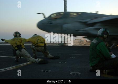 US Navy Catapult Shooters Lt. CMdR. Dare il segnale per lanciare un EA-6B Prowler. Foto Stock