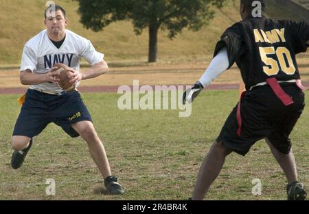 US Navy Cryptologic Technician 3rd Classe assegnata alla settima flotta, cerca un ricevitore aperto come U.S. Army Sgt. Lo precipita alla partita annuale di calcio Army vs Navy flag Foto Stock