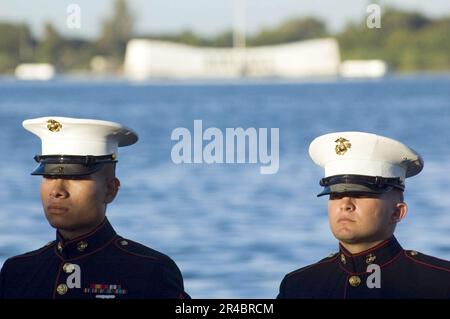 I Marine STATUNITENSI assegnati alla Marine Corp base Kaneohe Rifle Team sono all'attenzione durante la commemorazione del 64th dell'attacco del 7 dicembre 1941 a Pearl Harbor, Hawaii. Foto Stock