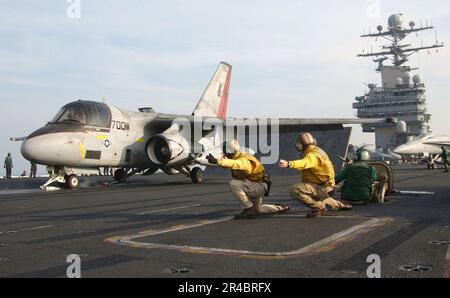 I tiratori US Navy Catapult segnalano di lanciare una S-3B Viking, assegnata alla. Foto Stock