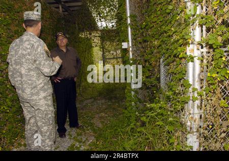 La Marina DEGLI STATI UNITI, guidata dalla Joint Task Force Guantanamo, comandante Generale, il maggiore Gen. Jay Hood, Segretario della Marina (SECNAV), Dr. Donald C. Winter, ispeziona i resti fortemente eccedentari del campo di raggi X. Foto Stock