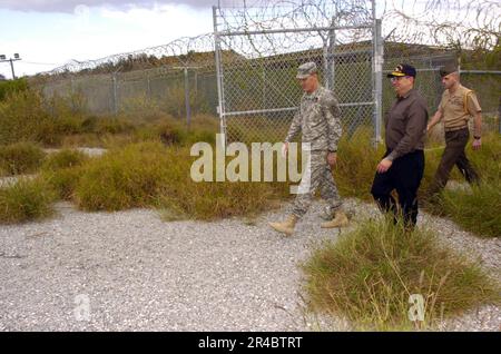 La Marina DEGLI STATI UNITI, guidata dalla Joint Task Force Guantánamo, comandante del generale maggiore generale Jay Hood, Segretario della Marina (SECNAV), Dr. Donald C. Winter, ispeziona i resti di campi di raggi X molto cresciuti. Foto Stock