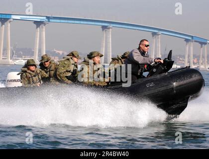 US Navy Marine staff Sgt. Un istruttore con Expeditionary Warfare Training Group Pacific, guida un Combat Inflatable Craft, (CRIC), con soldati del Giappone Ground Self-Defense Force Foto Stock