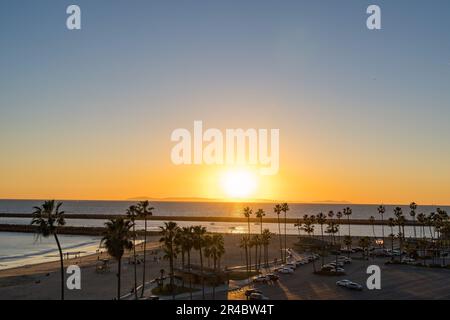 Una vista panoramica del tramonto su Corona del Mar, sulla spiaggia CA e sull'Oceano Pacifico, sull'isola di Catalina Foto Stock