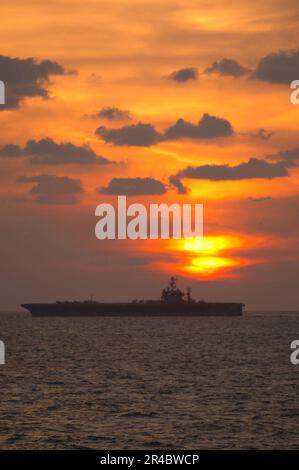 US Navy la portaerei di classe Nimitz USS Theodore Roosevelt (CVN 71) in corso al tramonto nel Golfo Persico. Foto Stock